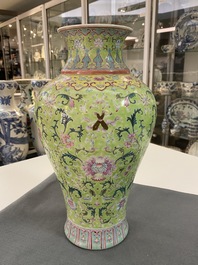 Un vase en porcelaine de Chine famille rose &agrave; fond de couleur vert lime, marque de Qianlong, 19/20&egrave;me